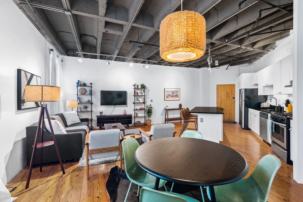 Central Midtown 2-Bedroom Loft! - Picture 4