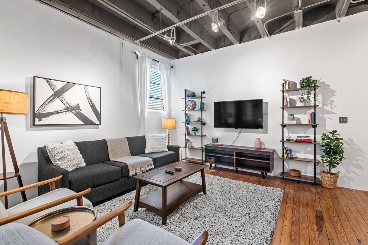 Central Midtown 2-Bedroom Loft! - Picture 15