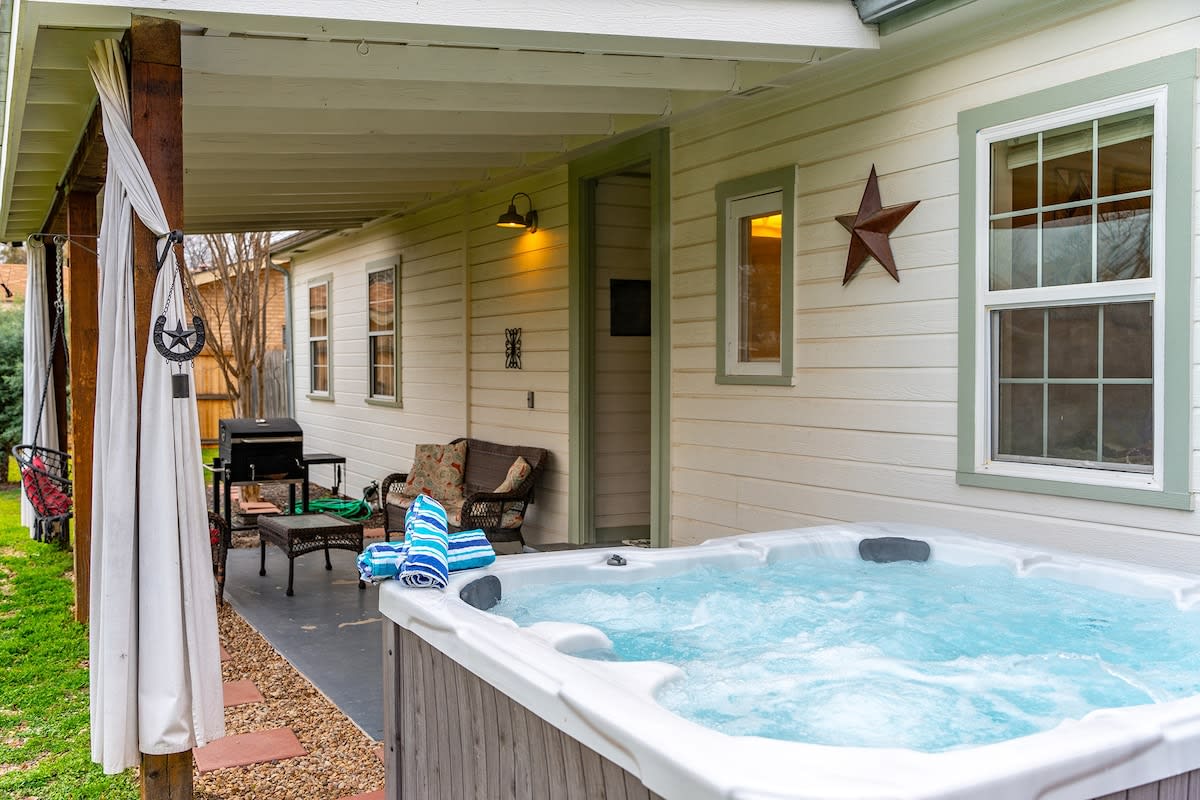 Longhorn Lodge - Fire Pit & Hot Tub — Fredericksburg, TX — vacation rental