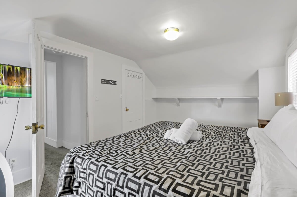 Updated Home in German Village - 2BR with Parking!