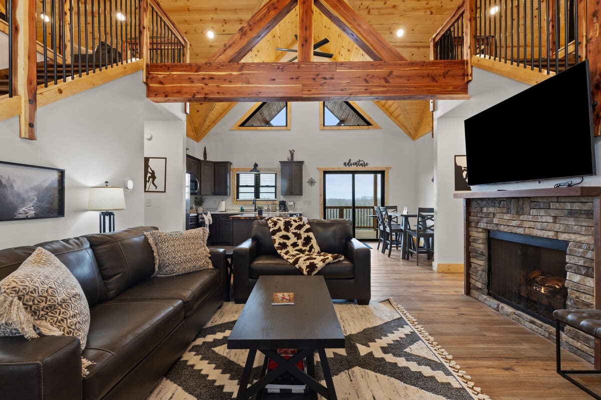 Rock Point - Million $ View, Private, Hot Tub, Lux — Pine Ridge, KY — vacation rental