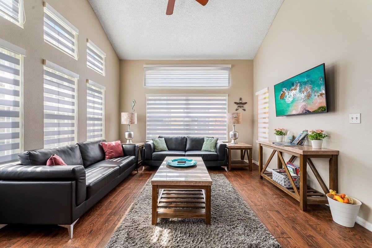 Kissimmee townhouse w/ shared pool & BBQ