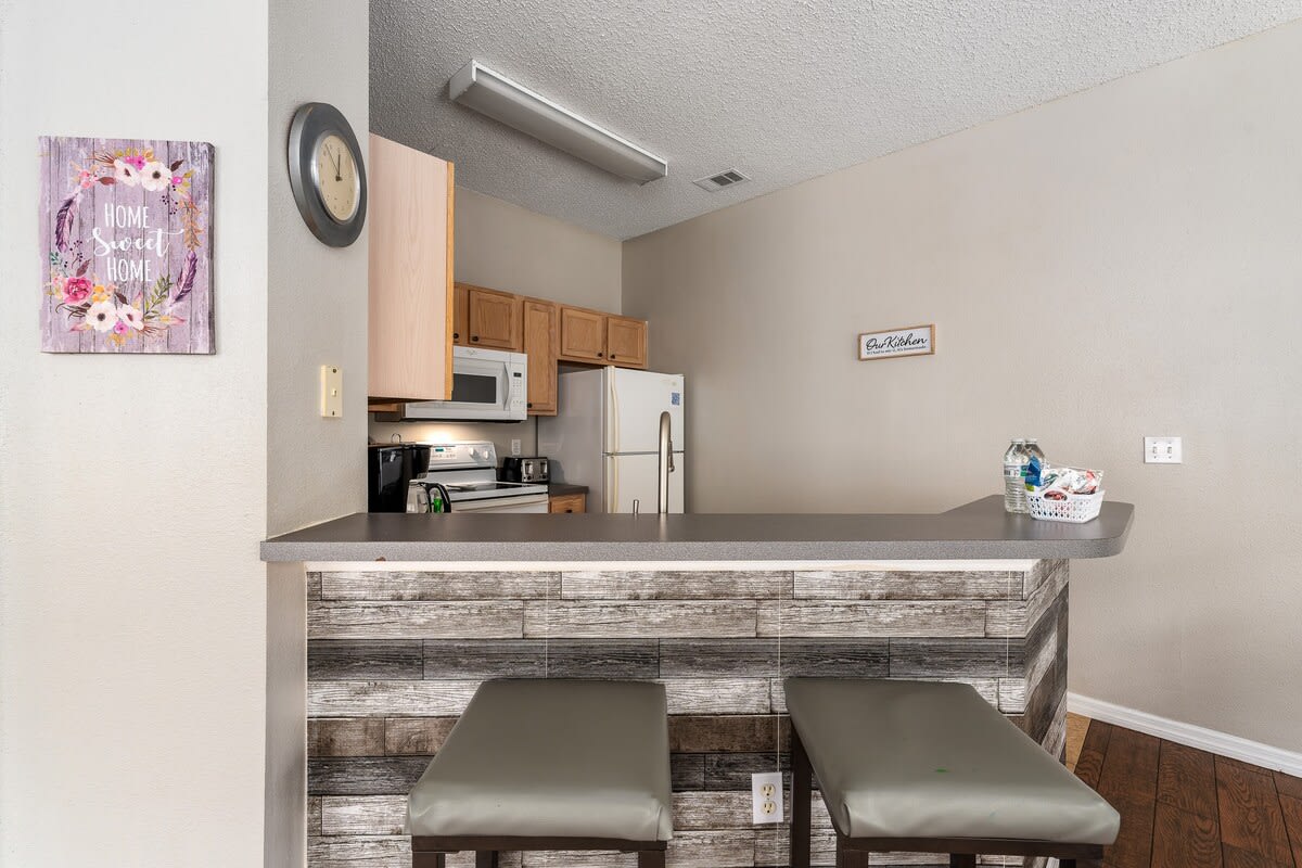 Kissimmee townhouse w/ shared pool & BBQ