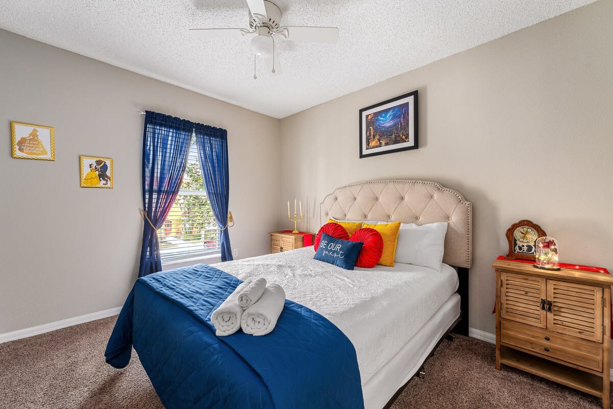 Kissimmee townhouse w/ shared pool & BBQ