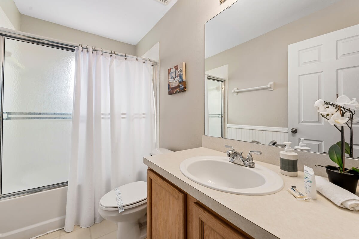 Kissimmee townhouse w/ shared pool & BBQ