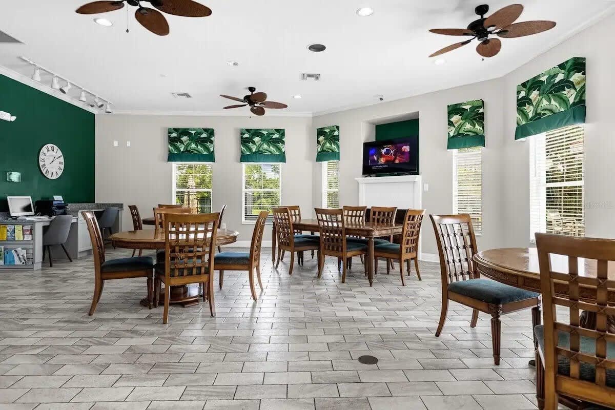 Kissimmee townhouse w/ shared pool & BBQ