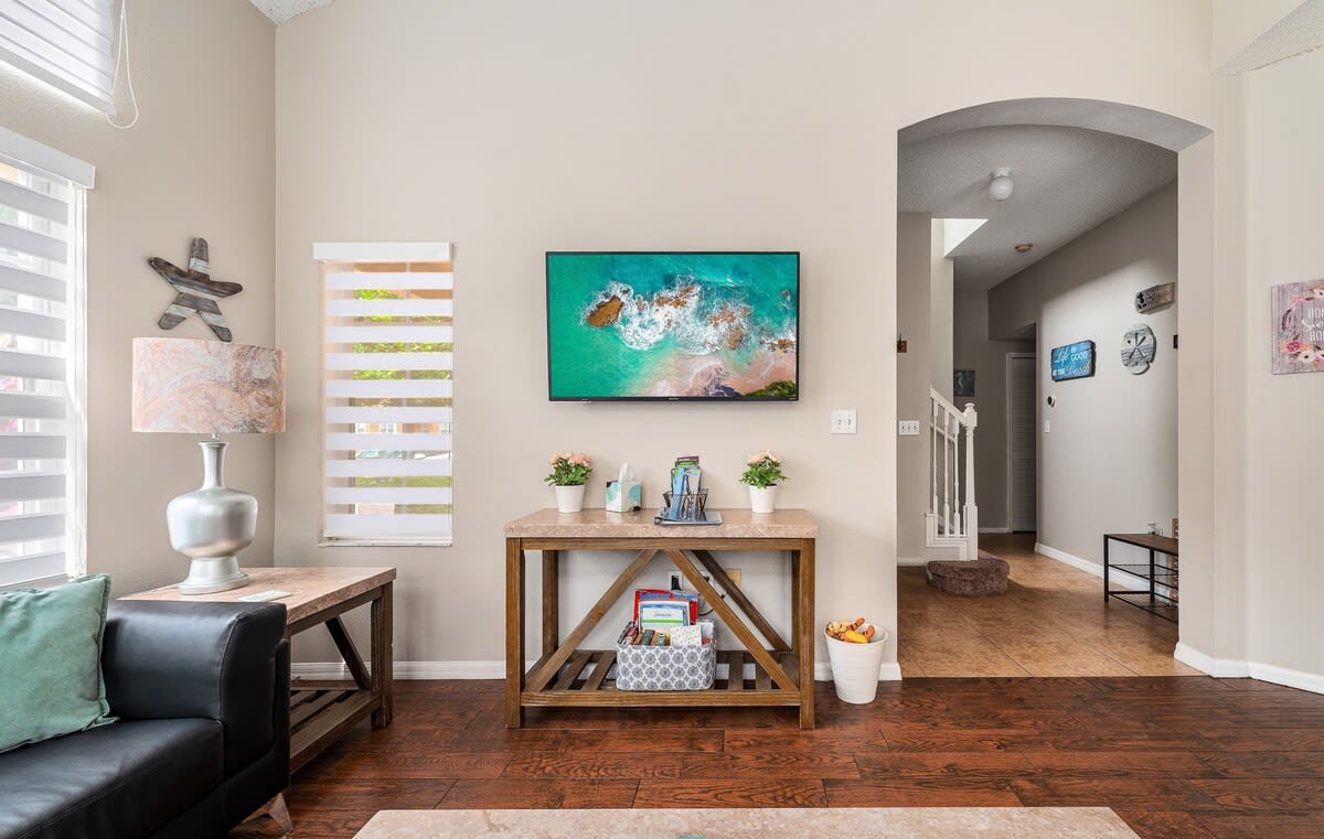 Kissimmee townhouse w/ shared pool & BBQ