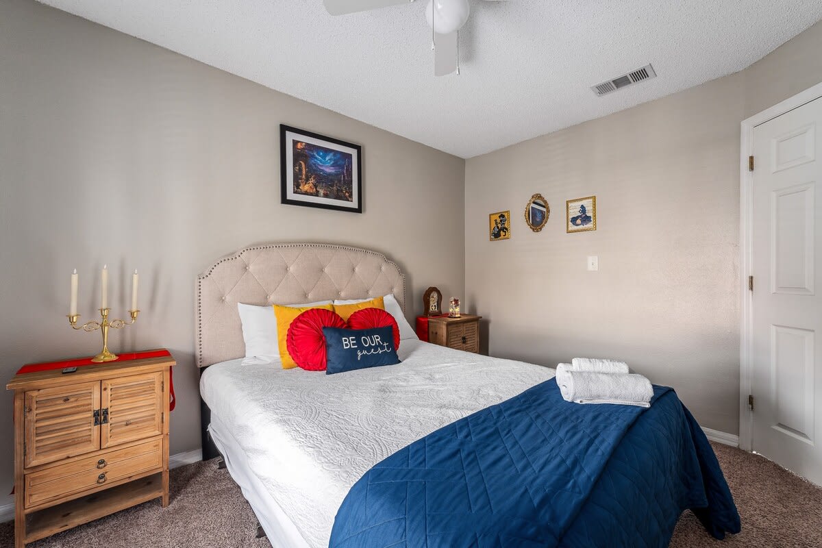 Kissimmee townhouse w/ shared pool & BBQ