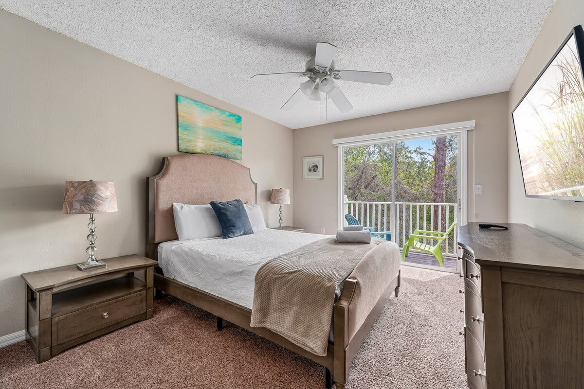 Kissimmee townhouse w/ shared pool & BBQ