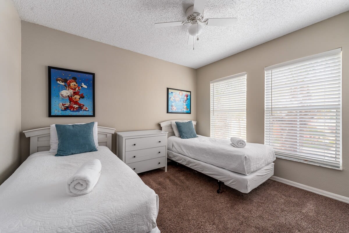 Kissimmee townhouse w/ shared pool & BBQ