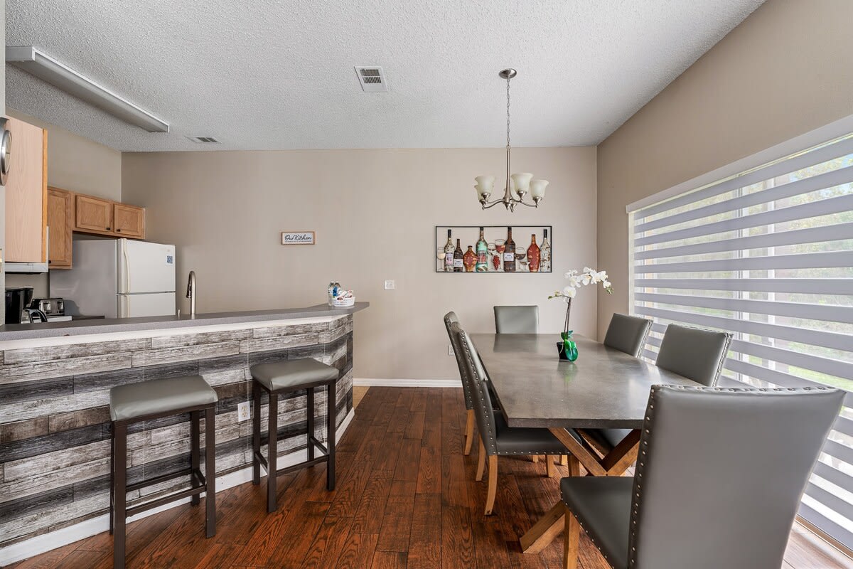 Kissimmee townhouse w/ shared pool & BBQ