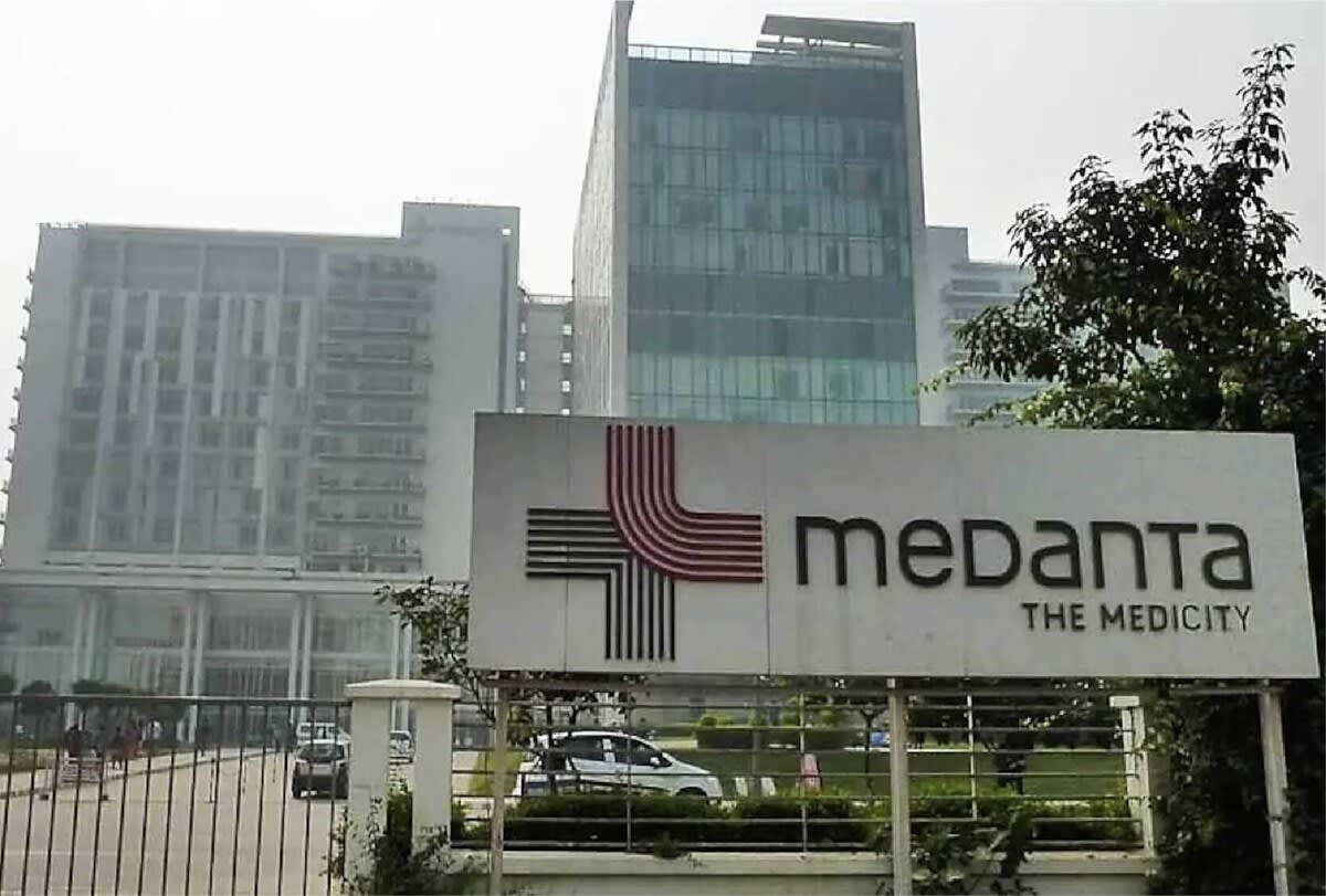 Medanta Hospital is at a 5-minute distance.