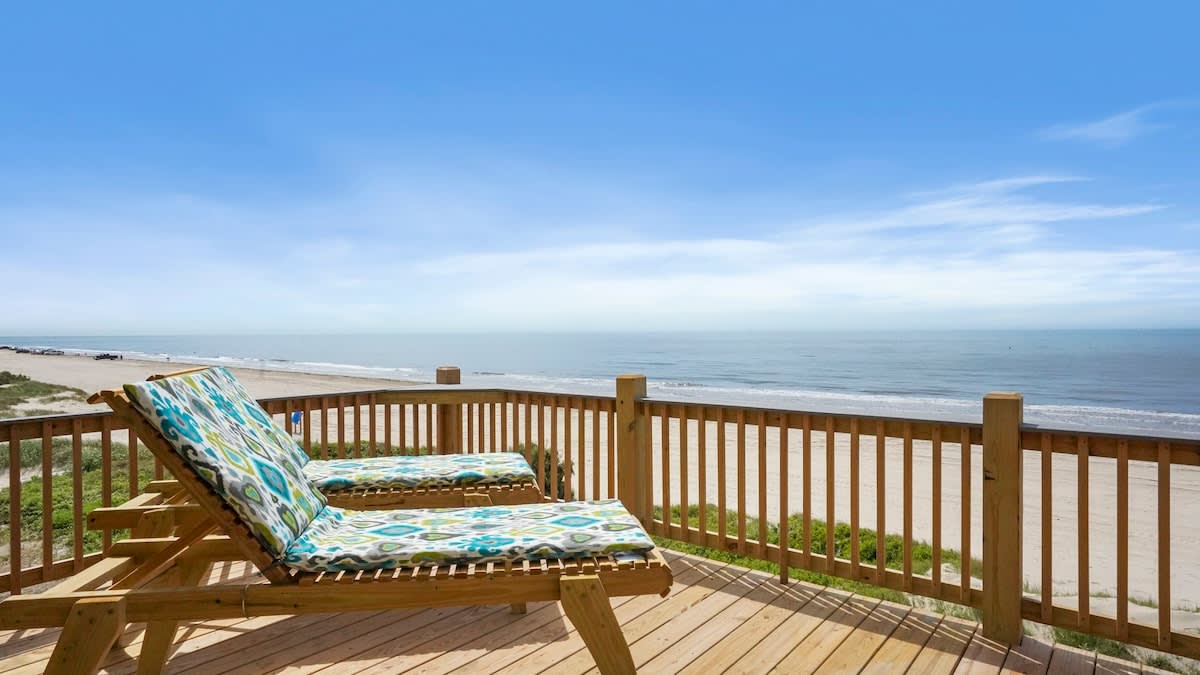 Beachfront Home•Steps to Sand•Sleeps 10 — Bolivar Peninsula, TX — vacation rental