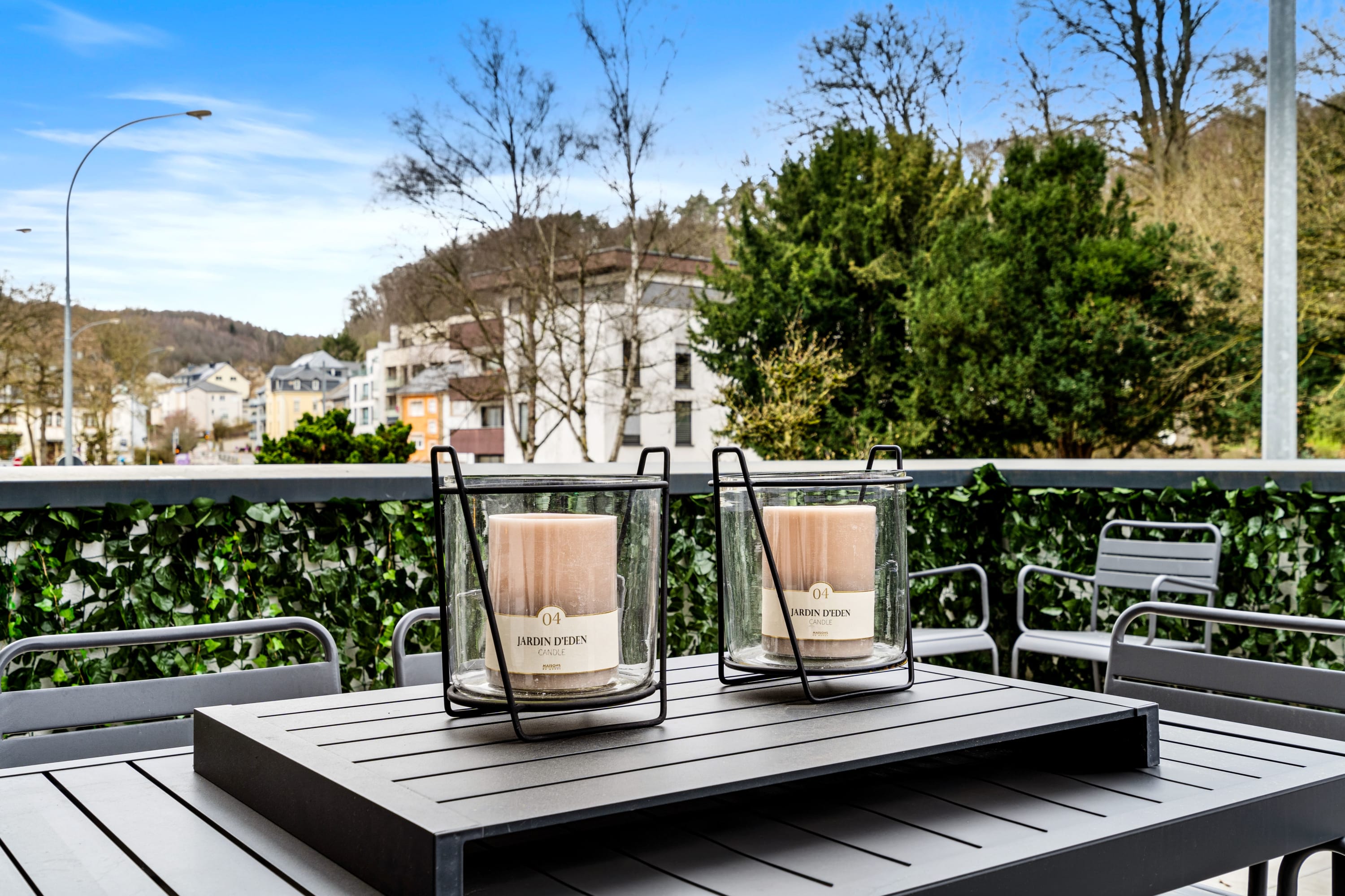 Urban oasis with a picturesque outdoor setting.