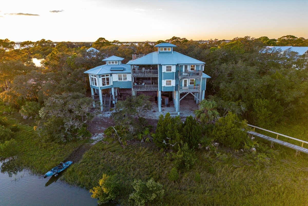 3 Story Haven! Fire Pit+kayaks~updated~360 Views! — Cedar Key, FL — vacation rental