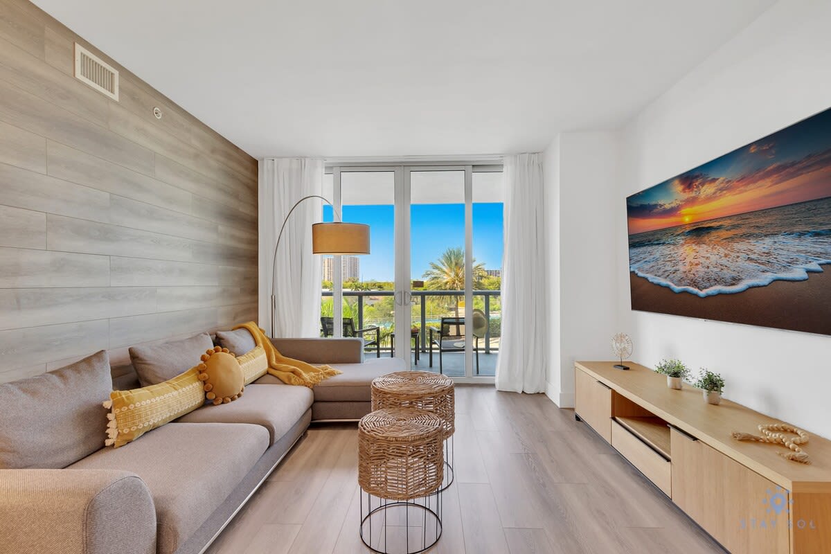 Spectacular Apt w/Private Balcony + Pool