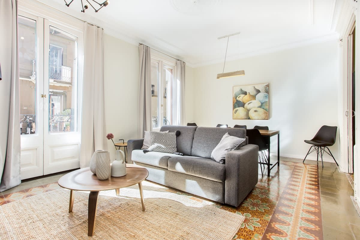 Bright 4 bedroom apartment w/ balcony, Las Ramblas — Barcelona, Catalunya — vacation rental