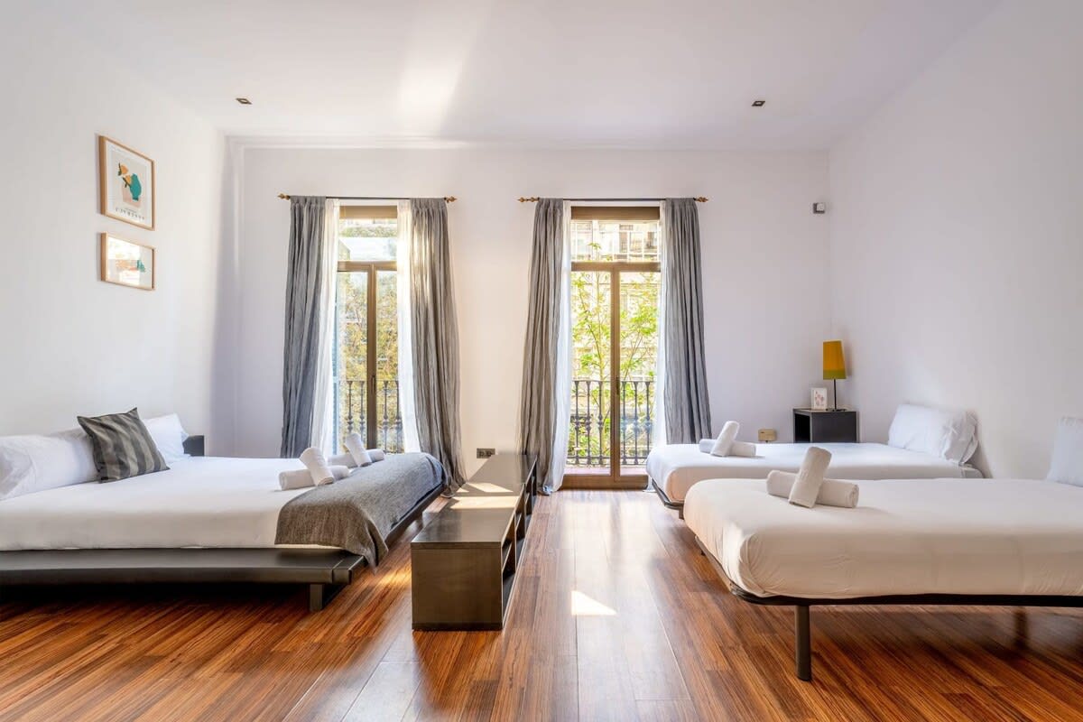 Comfortable and huge 4BD - 2BTH Rambla Catalunya — Barcelona, Catalunya — vacation rental