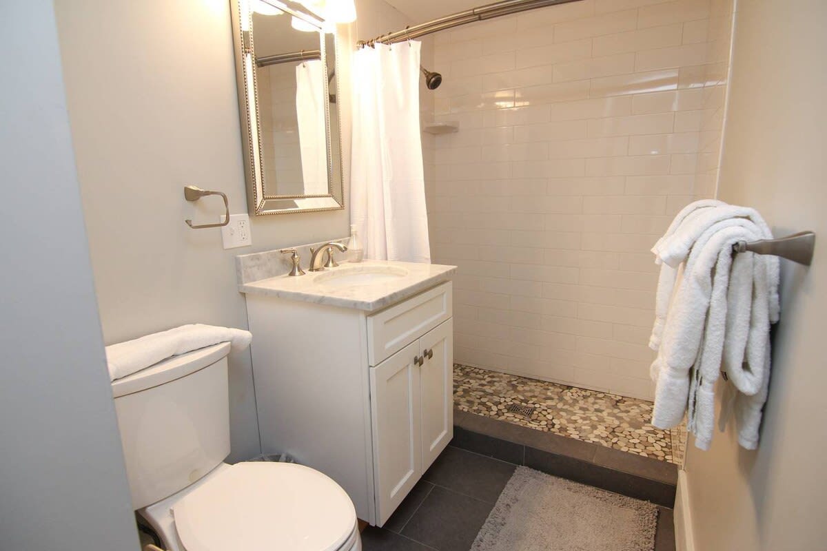 Cozy 1BR Getaway Steps from Lake Winnipesaukee - Foto 8