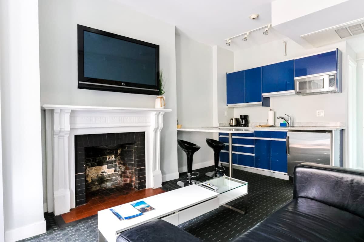 Vibrant, Chic Newbury St ā Stay in Style! #6