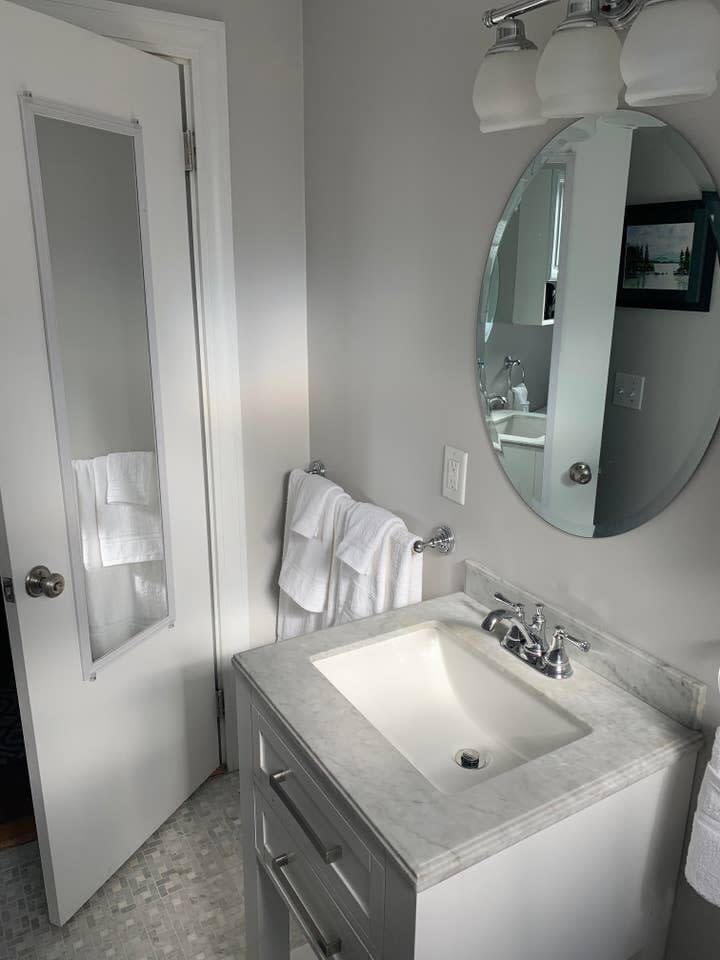 Cozy 2BR Getaway Steps from Lake Winnipesaukee - Foto 19