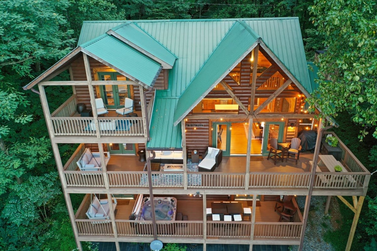 Views For Miles! ~ Hot Tub~ Pool Table~Poker Table — Ellijay, GA — vacation rental