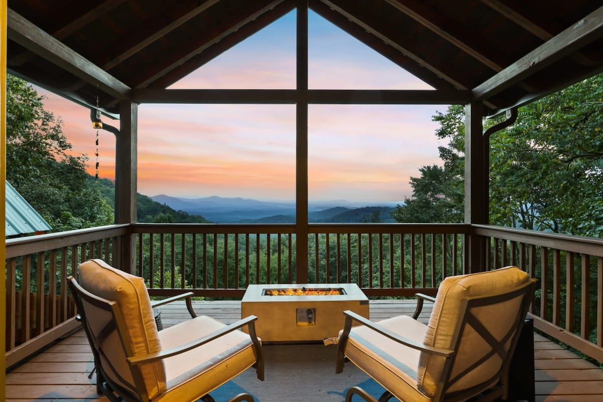 Views For Miles! ~ Hot Tub~ Pool Table~Poker Table