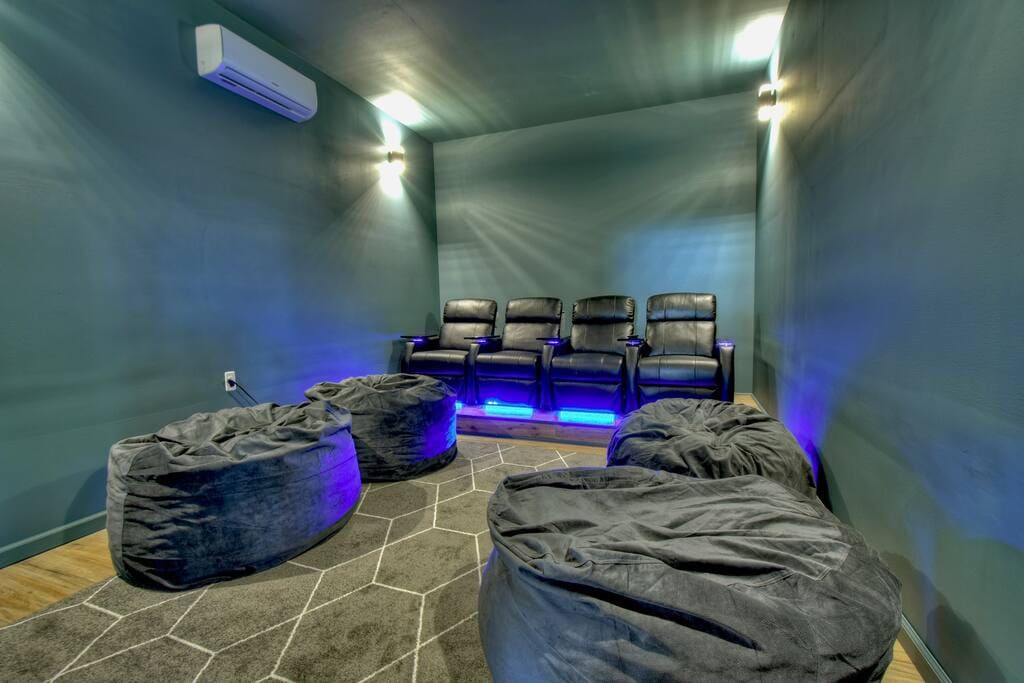 Endless Views~ Hot Tub ~ Movie Theater ~ Firepit 4