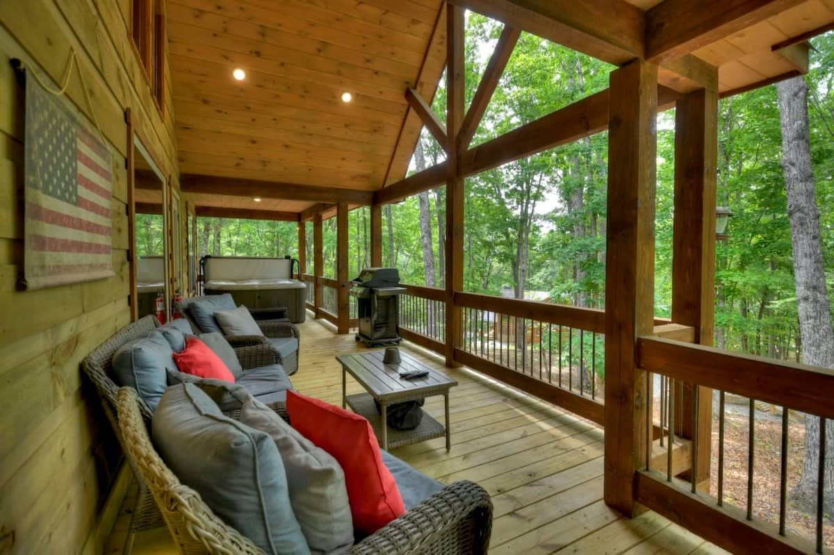 Runner's Roost|Hot Tub|Pool Table|Dogs Welcome — Mineral Bluff, GA — vacation rental