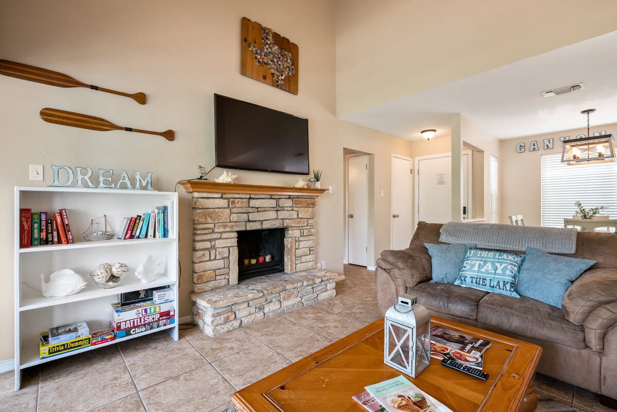 Canyon Lake Escape: Pool, Balcony, Pet Friendly — Canyon Lake, TX — vacation rental