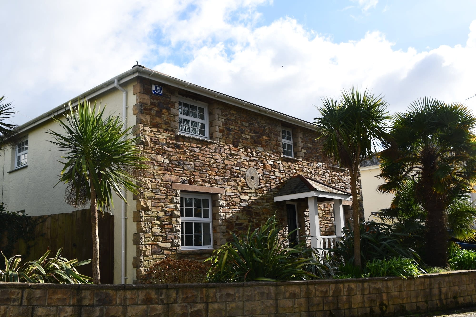 Traditional Cornish Cottage with Private Parking