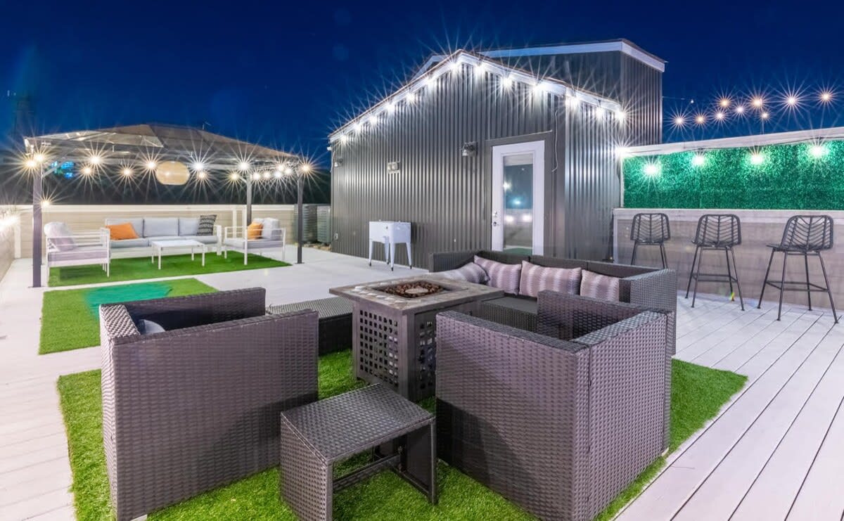 Huge 4 Bedroom Home 14 Big Beds Rooftop Deck — Nashville, TN — vacation rental