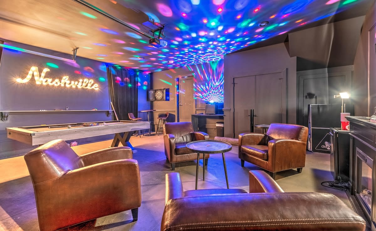 Premium Property 13 Beds Karaoke Pool Table — Nashville, TN — vacation rental