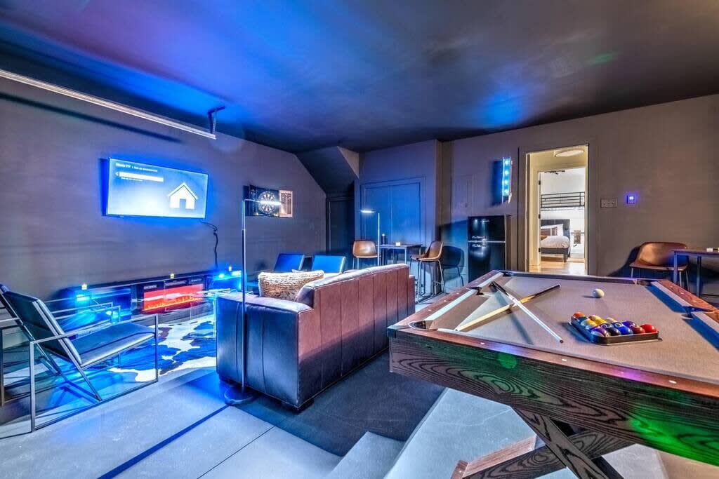 Premium Home Rooftop Pool Table 13 Beds — Nashville, TN — vacation rental