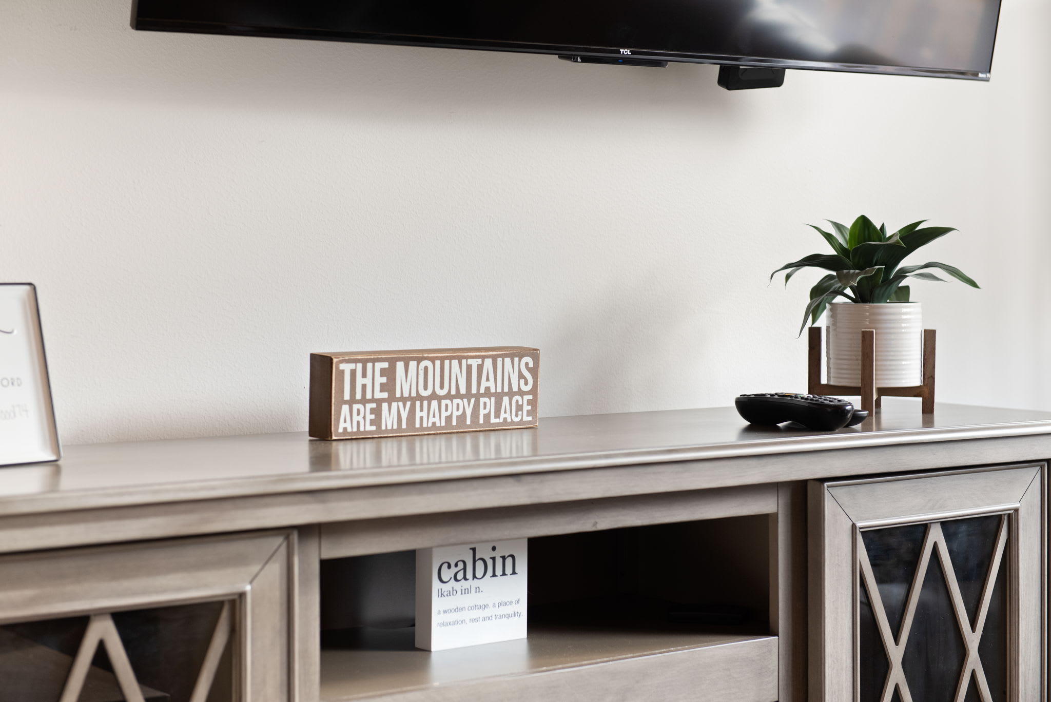 Mountain Vibes & Rustic Details
Subtle touches like this console decor bring personality and warmth to the space because it’s not just a stay, it’s a vibe.