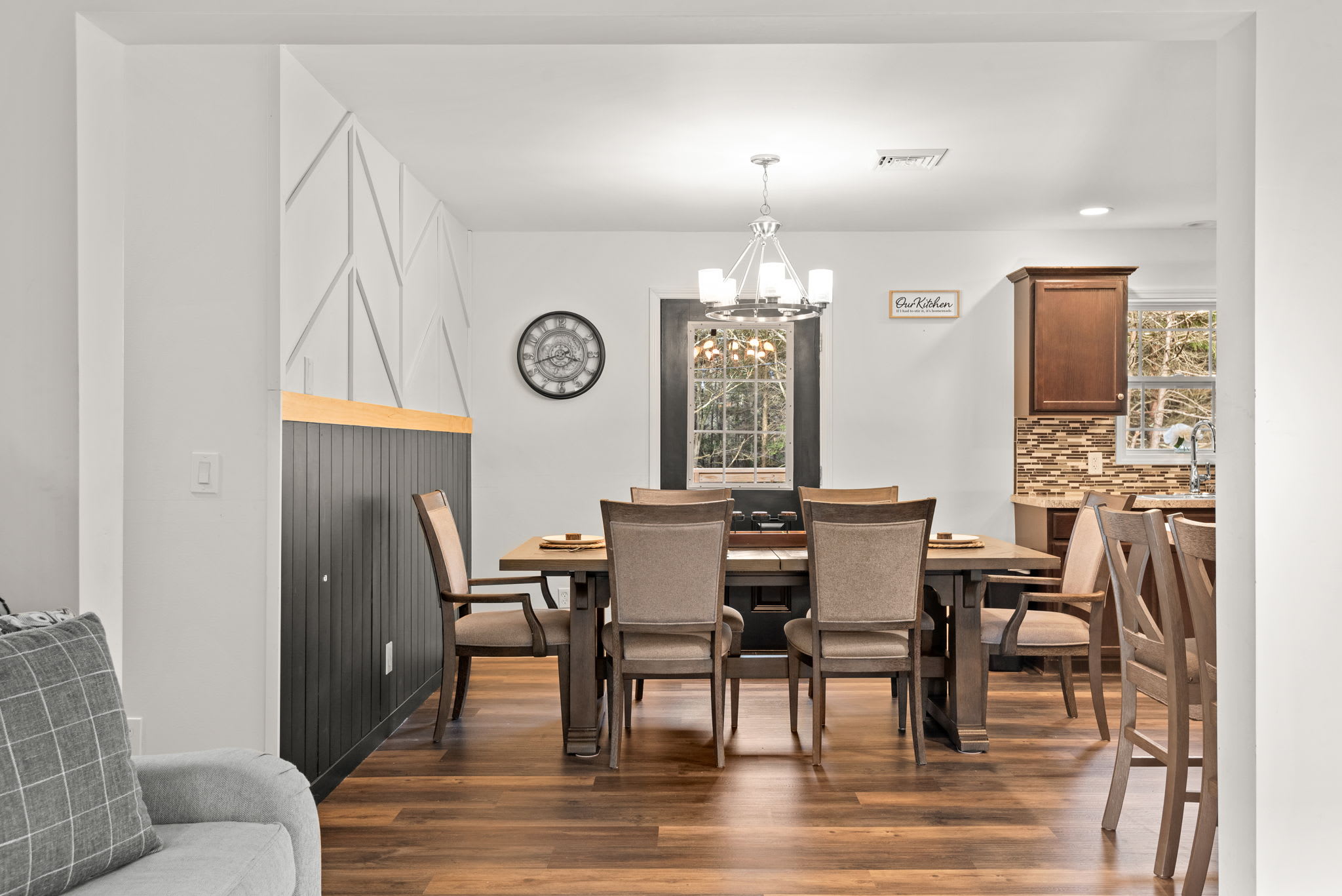 Chic & Comfortable Dining Area
From family dinners to holiday spreads, this beautifully designed dining room offers the perfect space to enjoy meals together in style.