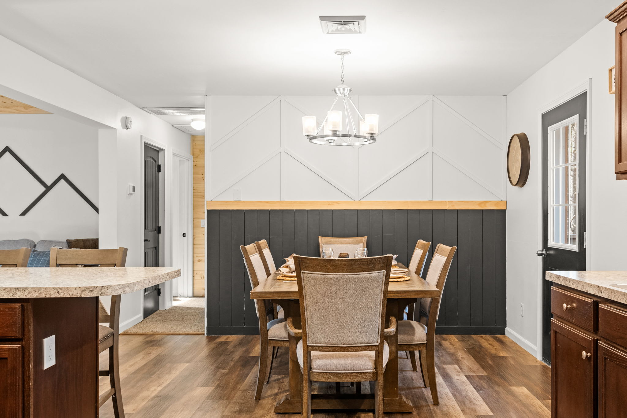 Elegant Dining Space for Gatherings
A clean, modern dining room with soft lighting and seating for everything from casual brunch to celebratory dinners.