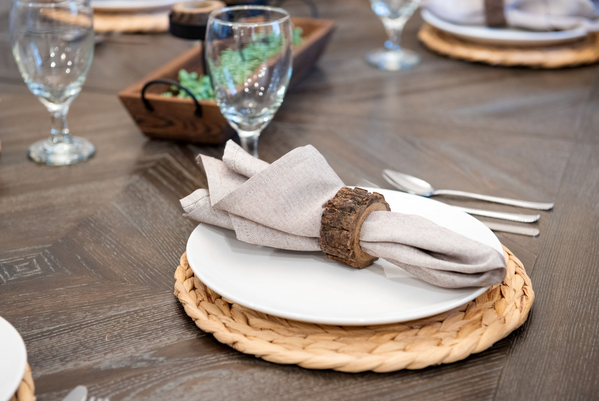 Tabletop Details with a Personal Touch
Every place setting feels special with woven chargers, soft linens, and earthy tones—inviting you to sit down, relax, and enjoy every bite.