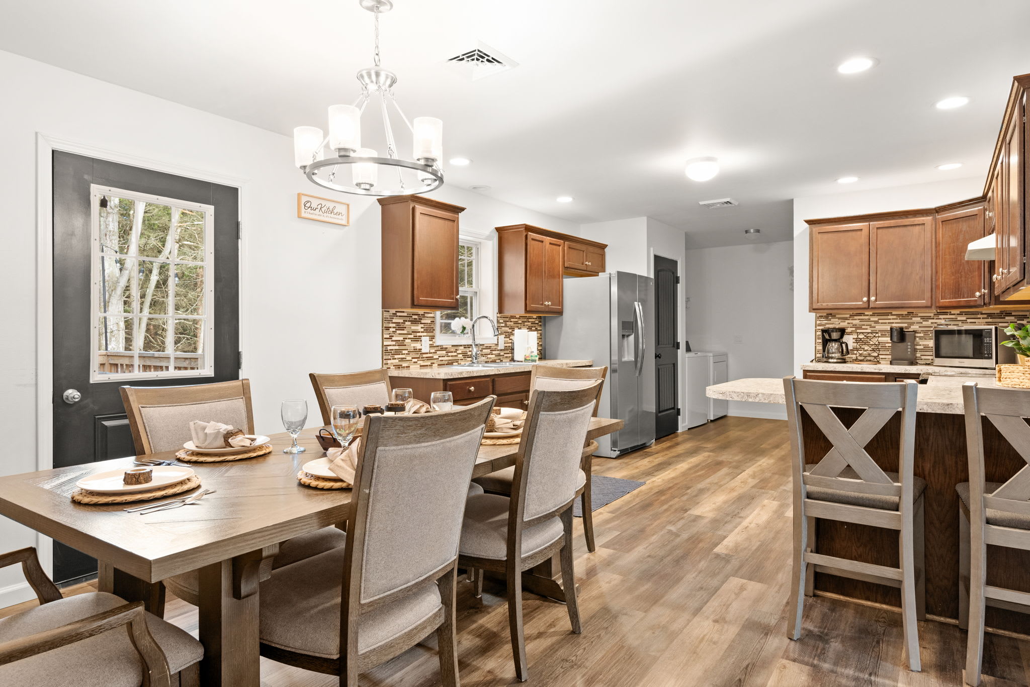 Open Dining Meets Warm Kitchen Flow
The seamless connection between dining and kitchen makes entertaining easy, whether you’re serving a feast or snacking with friends.