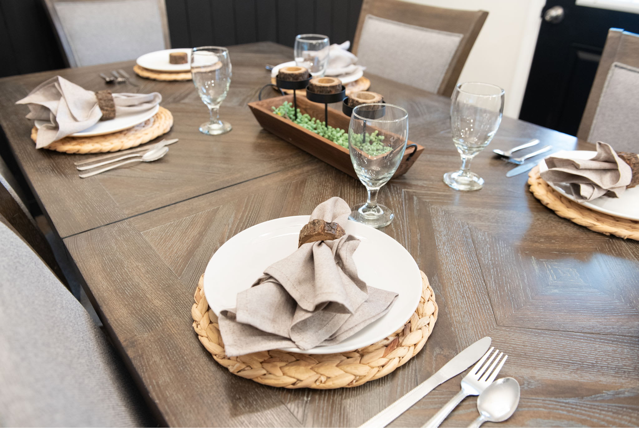 With soft linens, textured placemats, and neutral tones, the dining setup is curated to feel as comfortable as it is stylish.