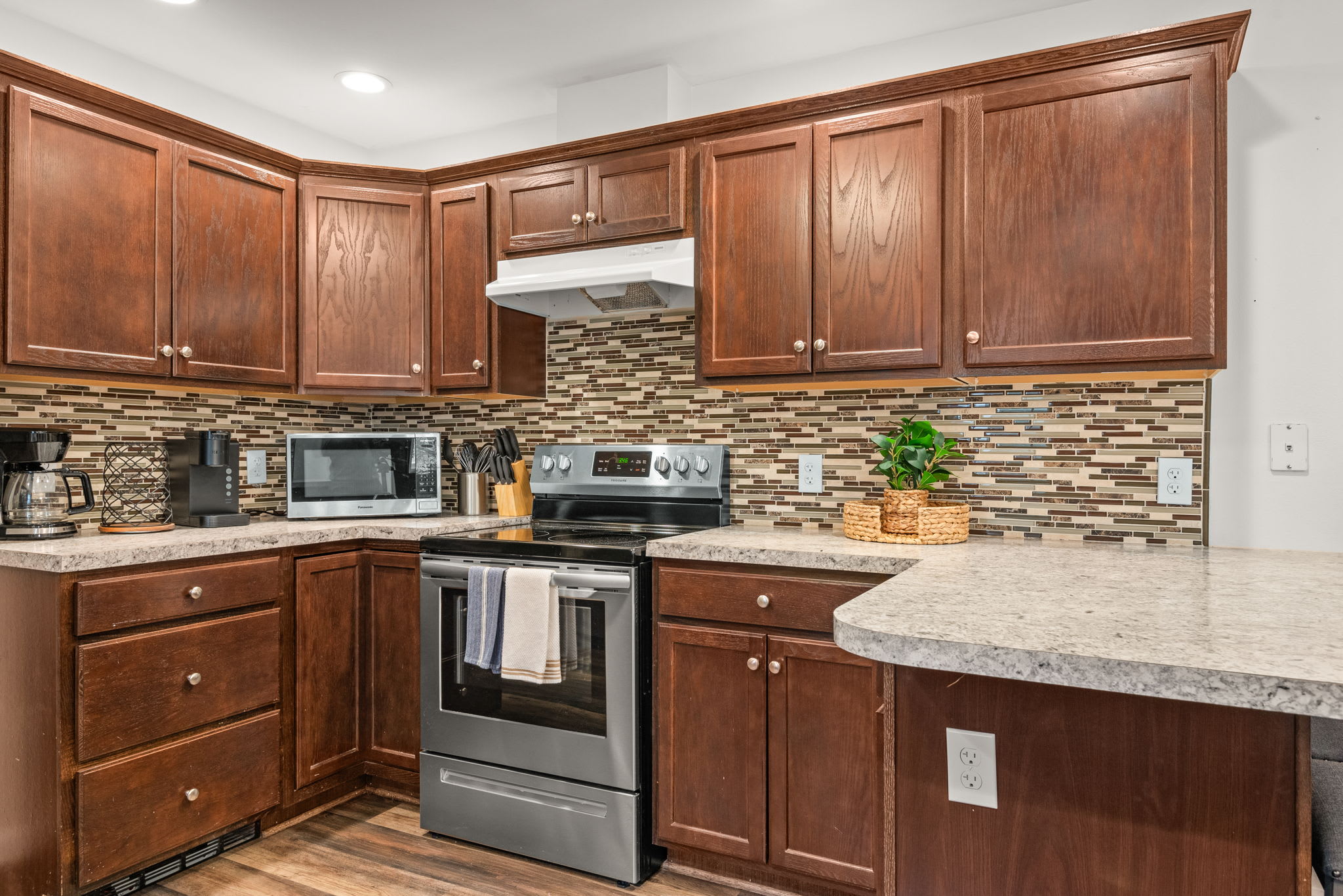 Classic Kitchen with a Warm Heart
A fully stocked kitchen with a timeless look, stainless steel appliances, and all the essentials you need to feel right at home.