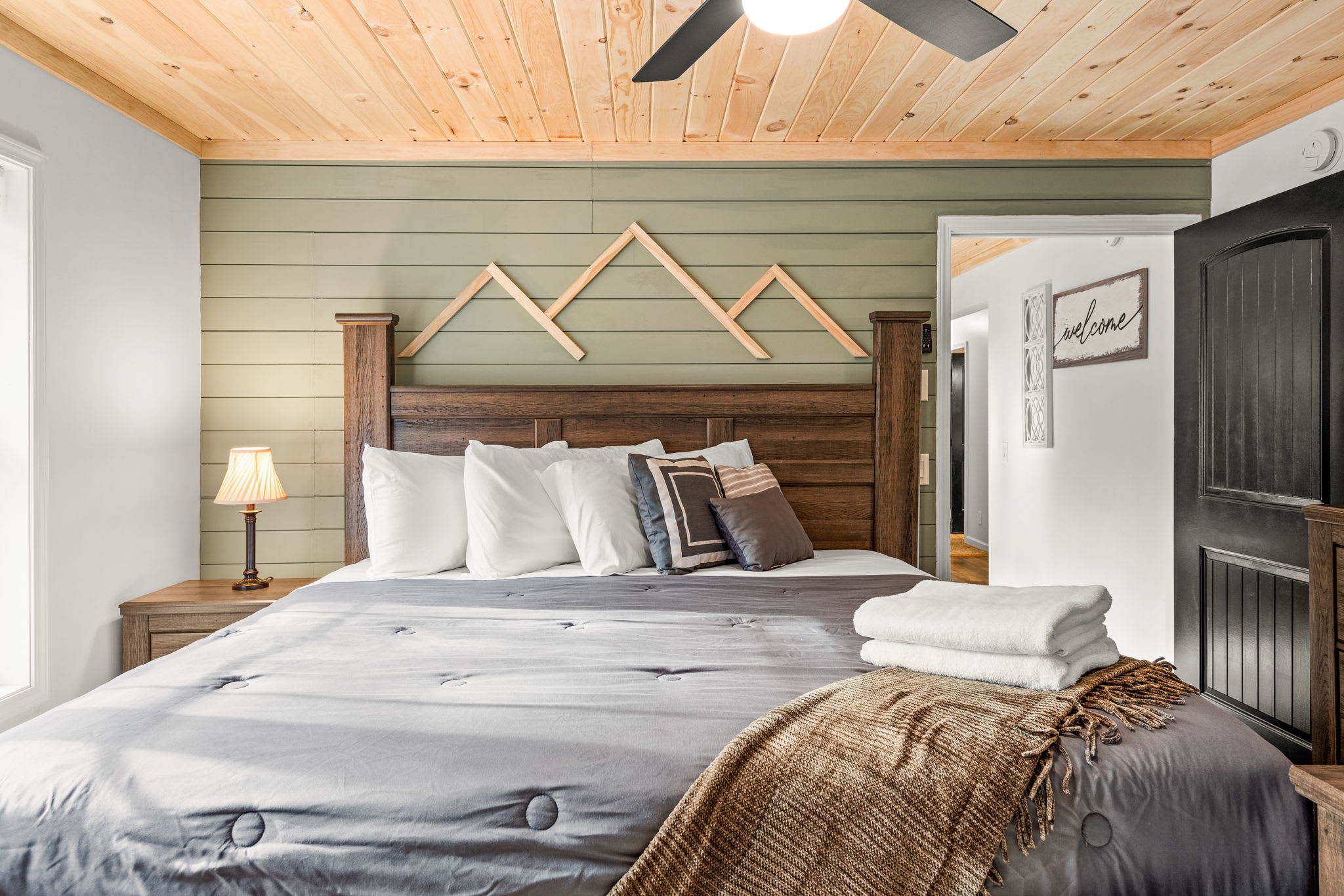 Cozy Details with a Designer’s Touch
From the geometric headboard accent to the ambient bedside lighting, every corner of this master suite is thoughtfully styled for peak relaxation.