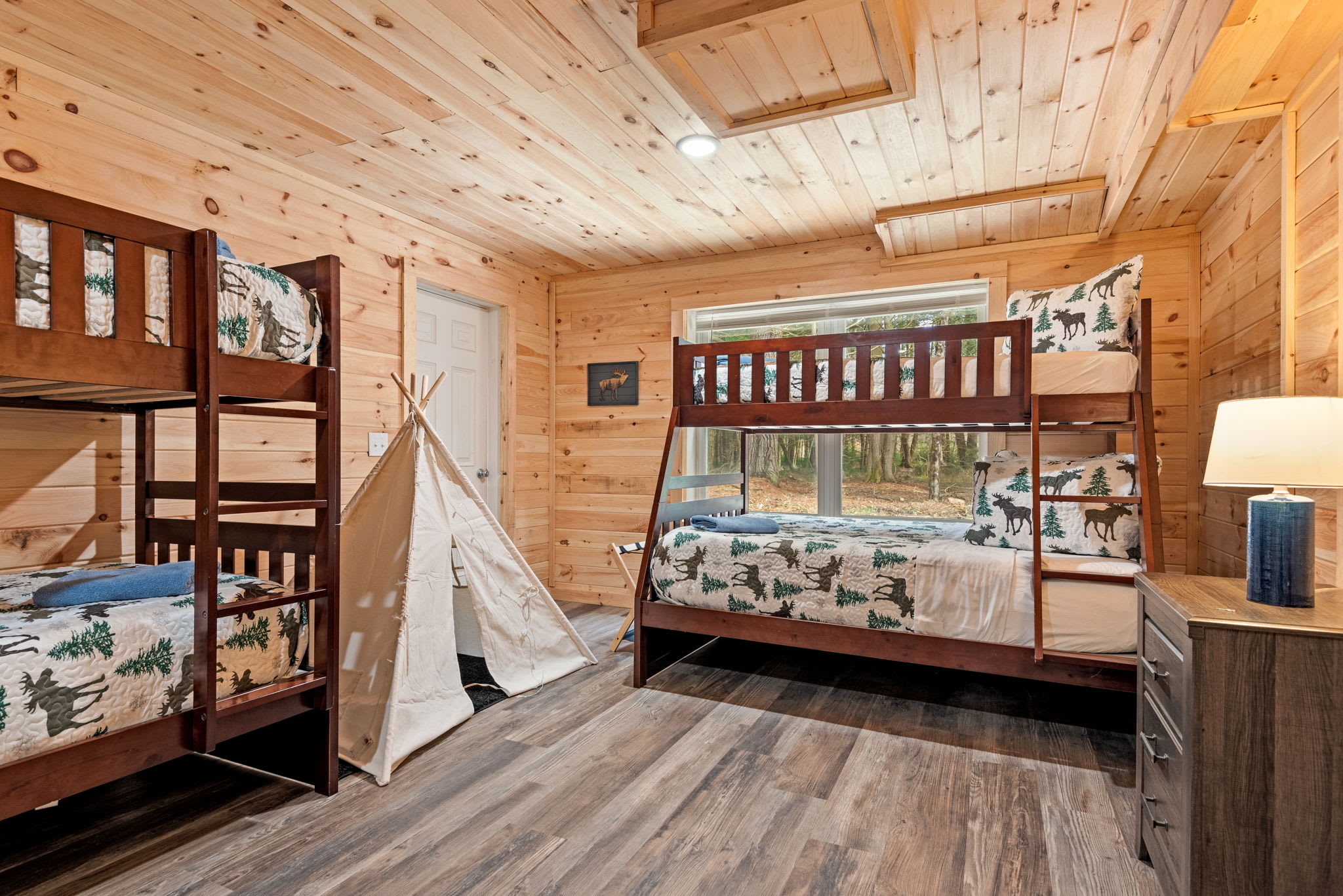 Kids Bedroom – Sleepover Goals
This adorable bunk room features cabin-themed bedding, a playful teepee, and plenty of space for little ones to play, dream, and rest.