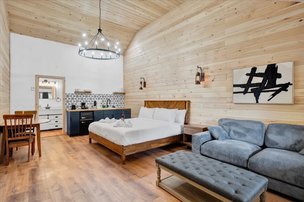 Vaulted Pine Pocono Modern | Firepits | Pickleball β Barrett Township, PA β vacation rental