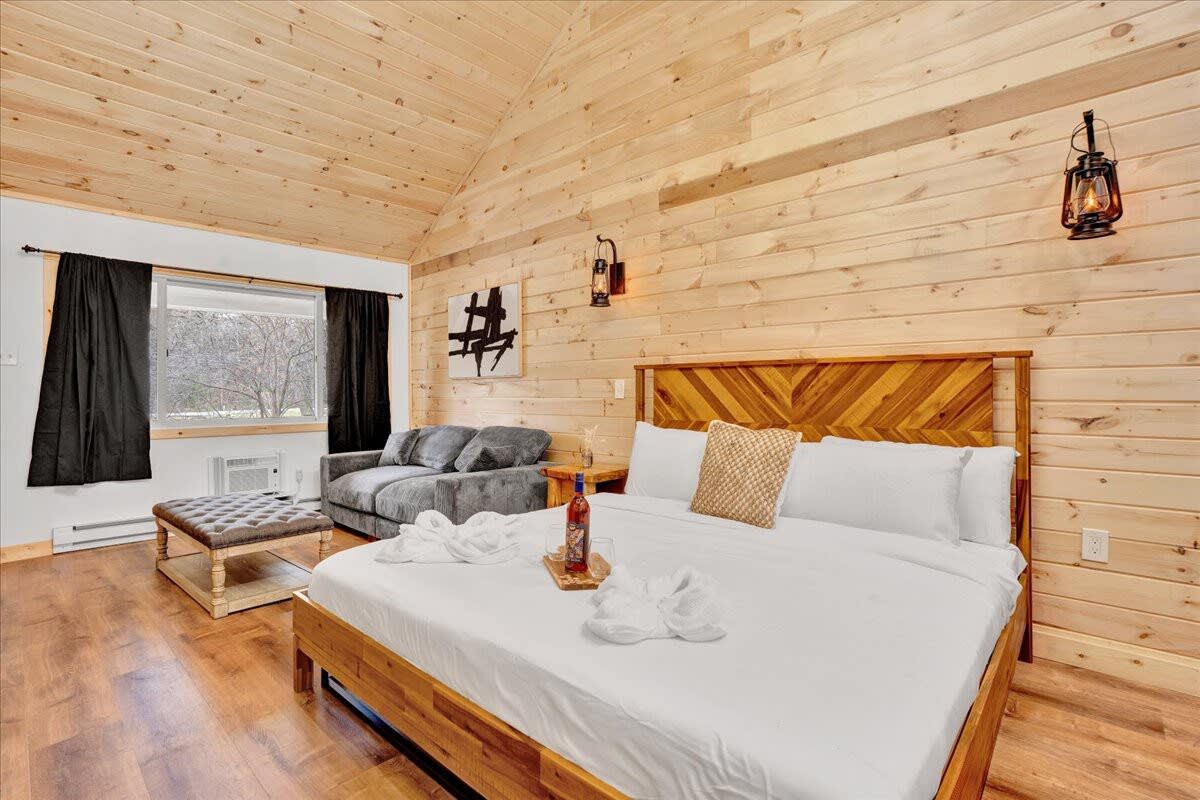 Charming Pocono Modern | Firepits | Pickleball!