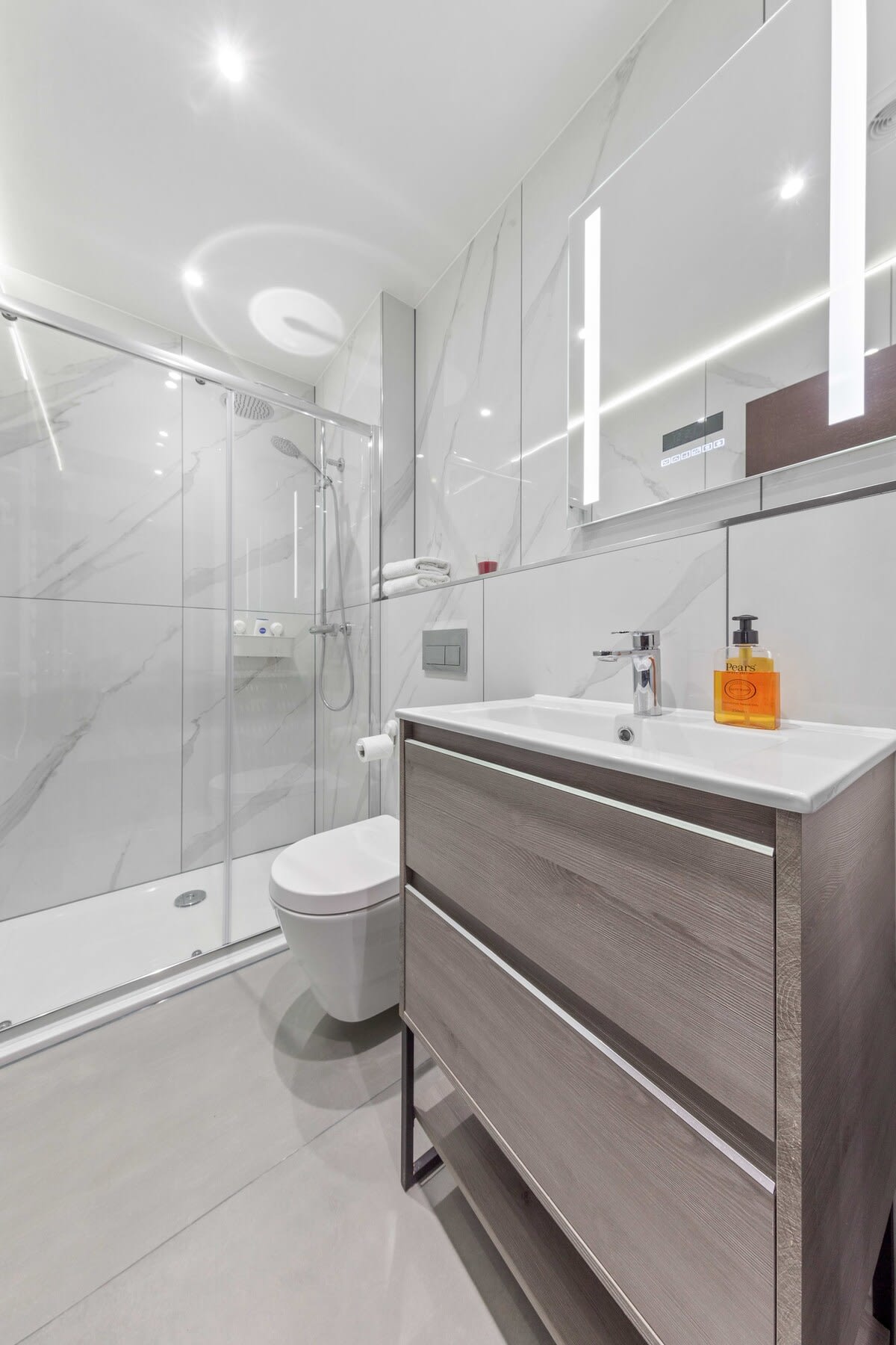 Modern Studio Suite near Euston Central London in 48A Woodstock Road NW11 8ER - Property image 17 - VivreStays