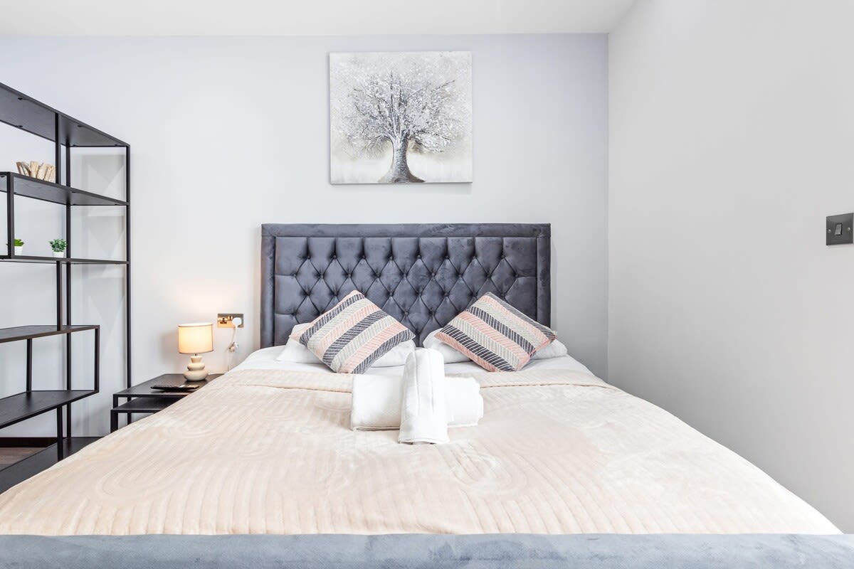 Serviced Luxury Studio Flat Golders Green Finchley in 48A Woodstock Road NW11 8ER - Property image 14 - VivreStays