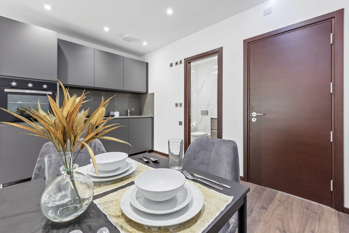 Serviced Luxury Studio Flat Golders Green Finchley in 48A Woodstock Road NW11 8ER - Property image 8 - VivreStays