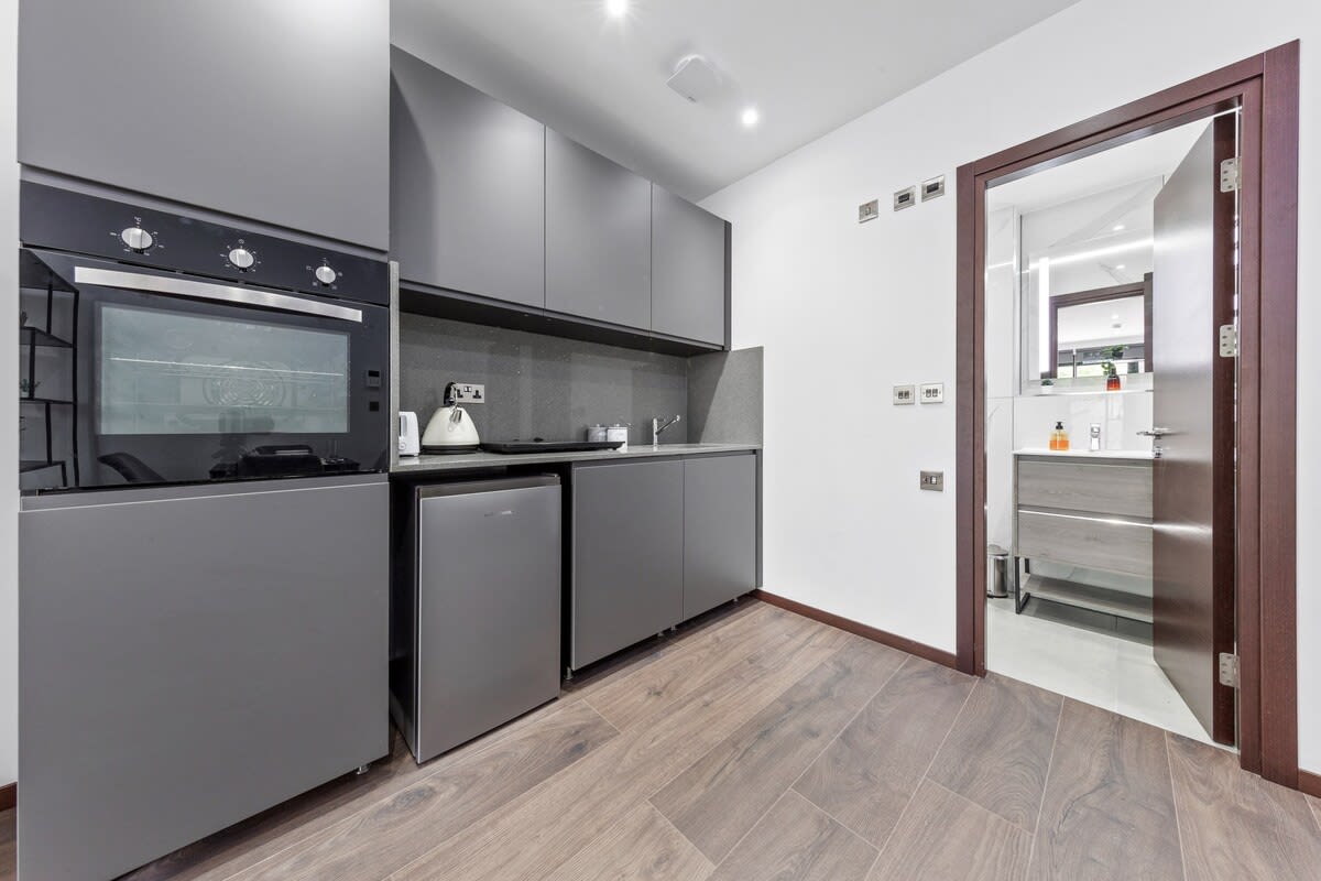 Serviced Luxury Studio Flat Golders Green Finchley in 48A Woodstock Road NW11 8ER - Property image 11 - VivreStays