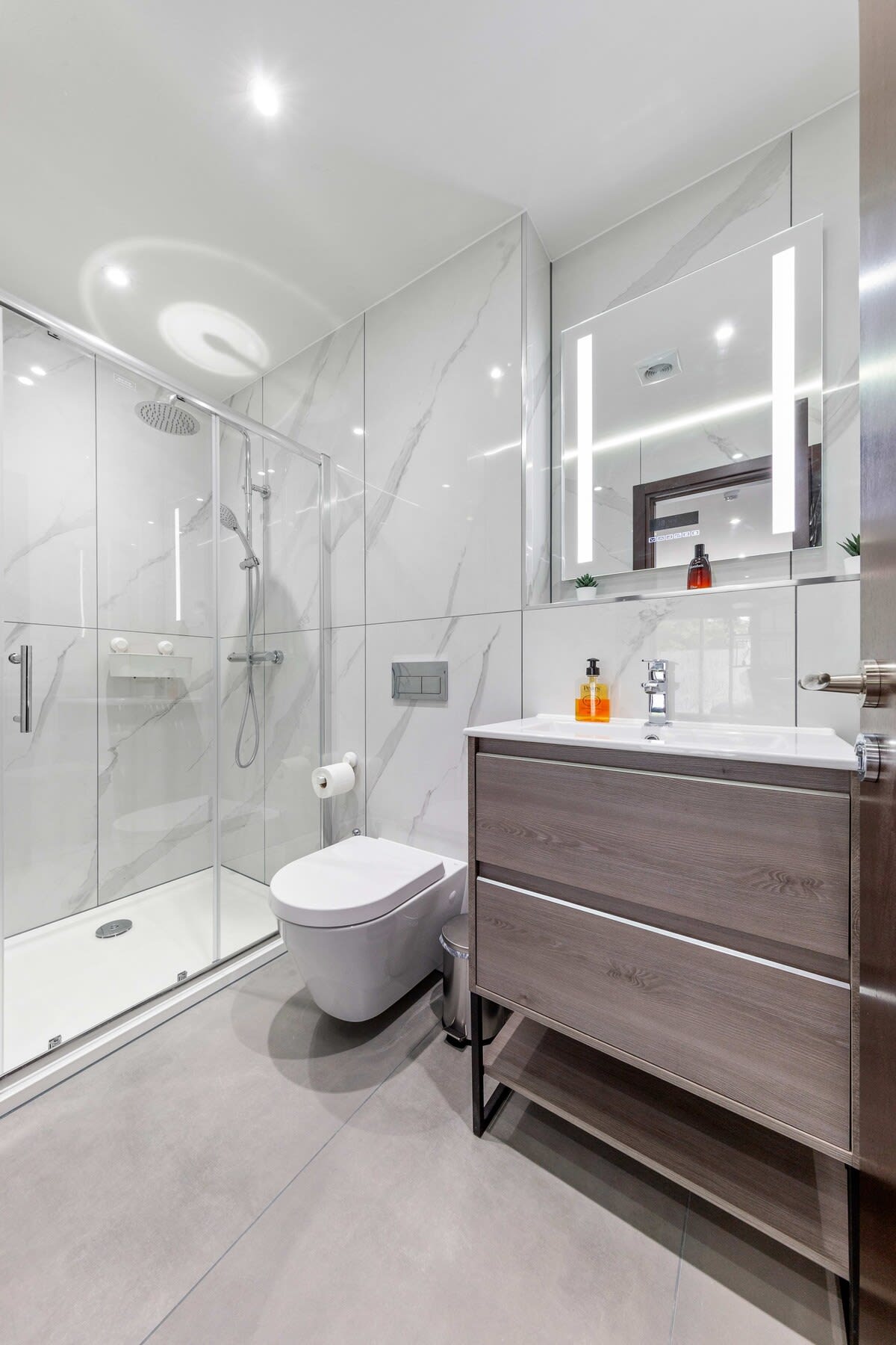 Serviced Luxury Studio Flat Golders Green Finchley in 48A Woodstock Road NW11 8ER - Property image 7 - VivreStays